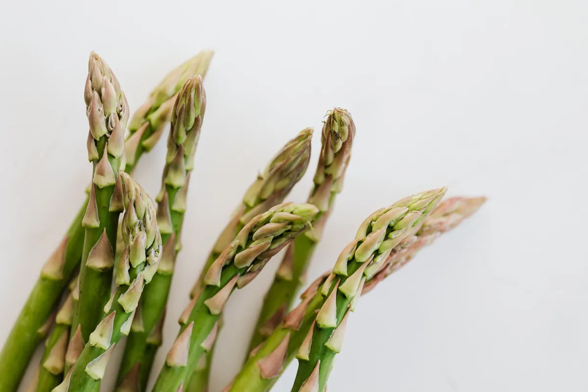 A Seasonal Guide to British Asparagus: Buying, Storing and 5 Simple Recipes